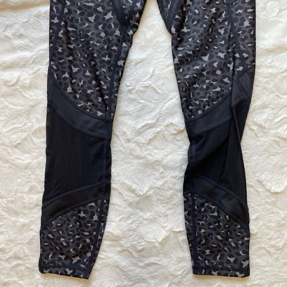 Fabletics UltraCool Pocketed Legging - Women’s S - Picture 5 of 9
